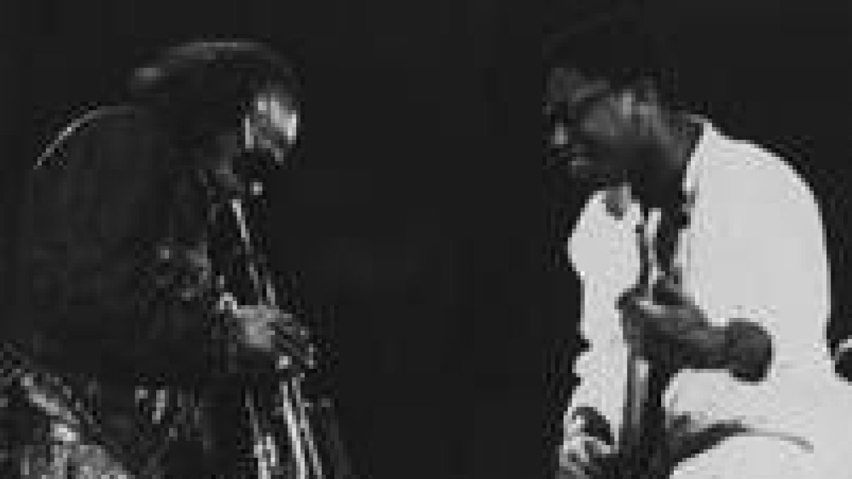 Miles Davis acompañado por el guitarrista Garth Webber en un concierto