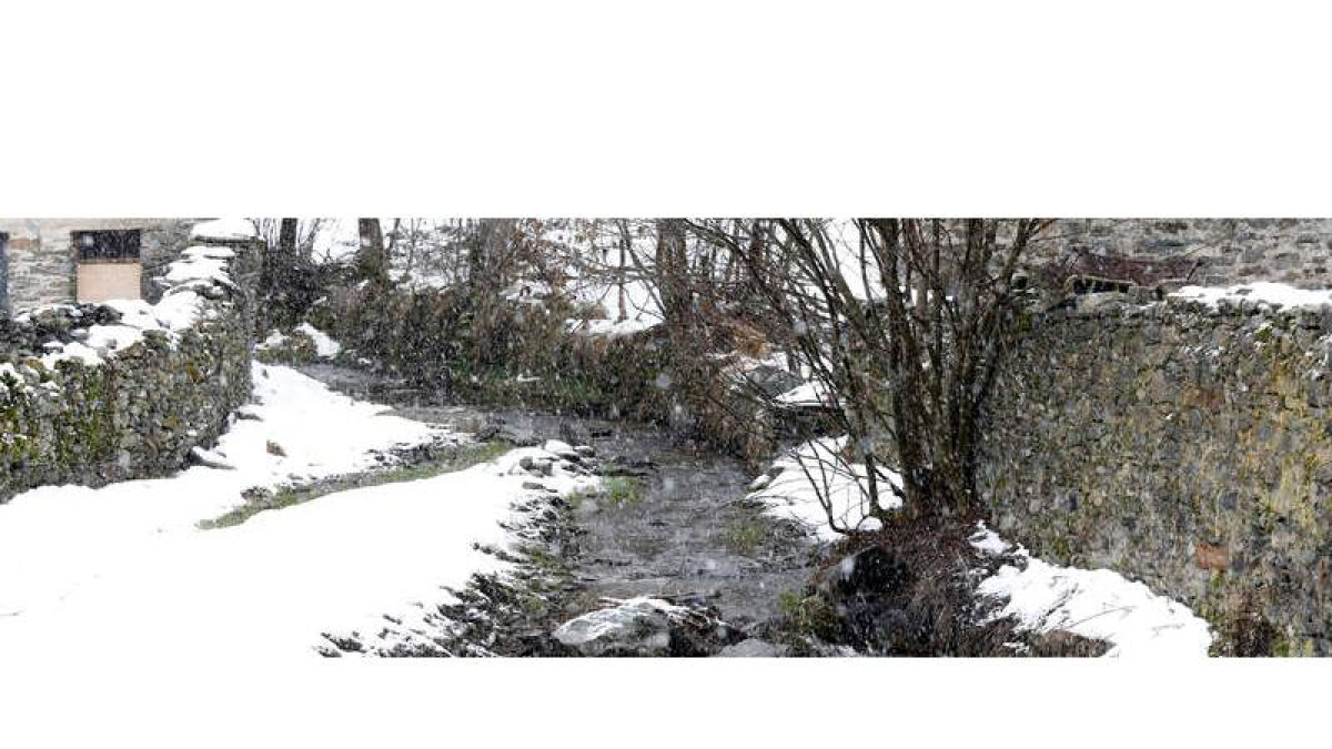 Algunos rincones de Murias de Paredes tras las últimas nevadas, un municipio situado en el límite meridional de la Cordillera Cantábrica que alberga quince núcleos de población de tradición ganadera y agrícola.