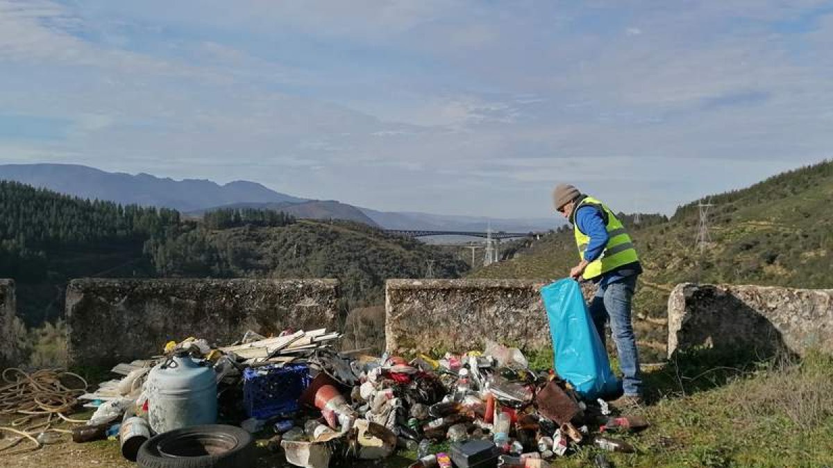 Los miradores sobre el embalse fueron lugares donde limpiaron los voluntarios. L. DE LA MATA