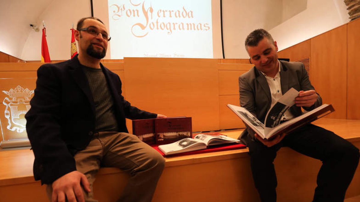 El escritor Manuel Blanco Pacios y el concejal de Cultura, Santiago Macías.