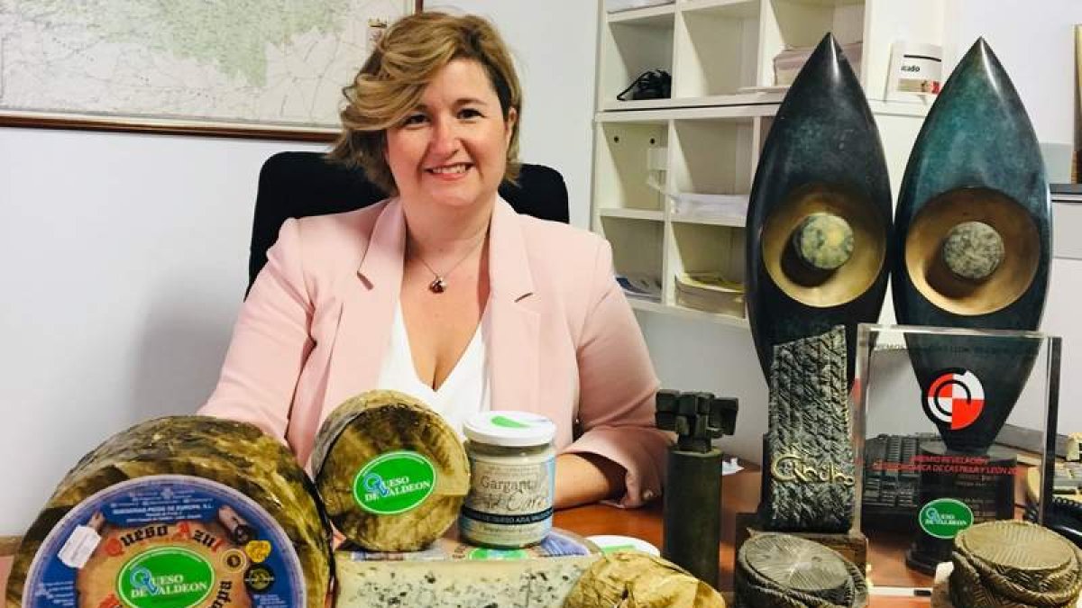 Leticia Alonso, gerente de la quesería, fue la encargada de recoger el galardón. DL