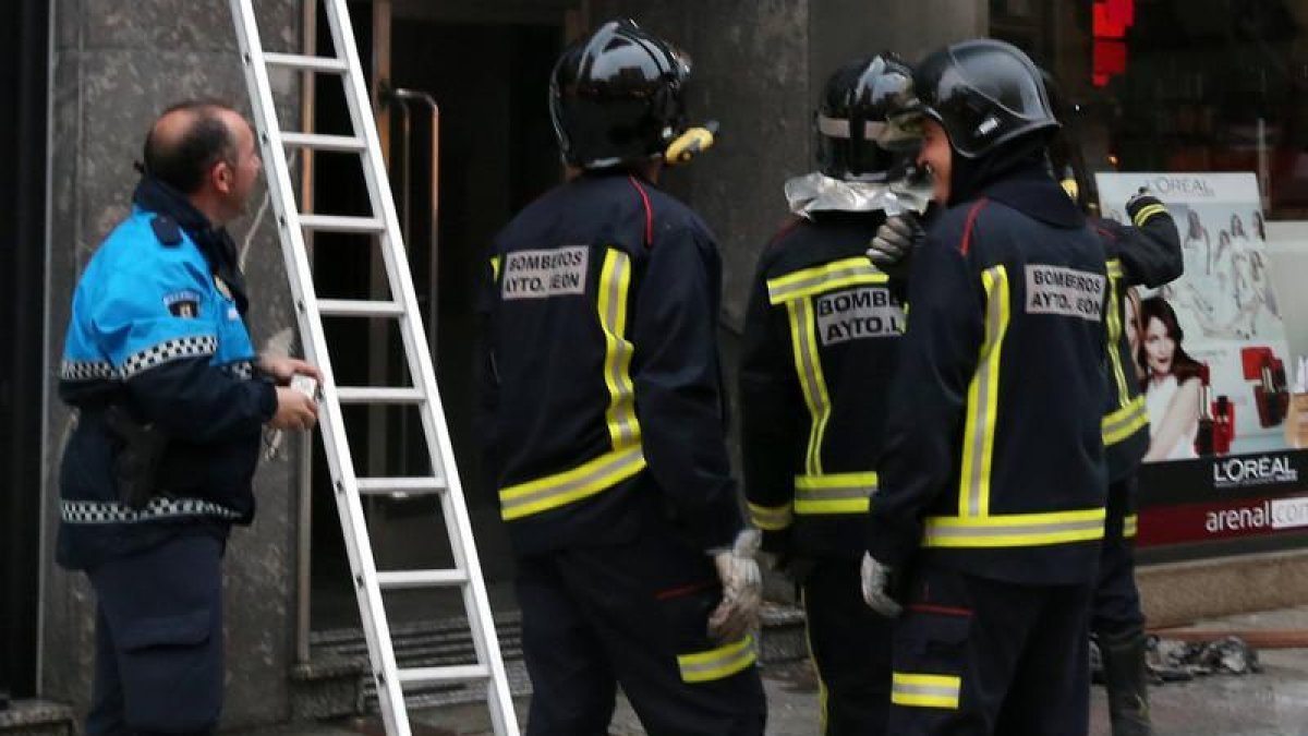 Los Bomberos de León tuvieron que acudir a la Cafetería Valkiria, en Ordoño.