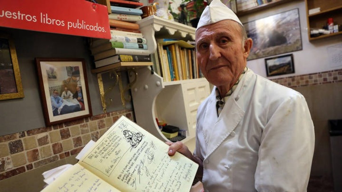 Miguel González muestra el libro de firmas del restaurante. BENITO ORDÓÑEZ