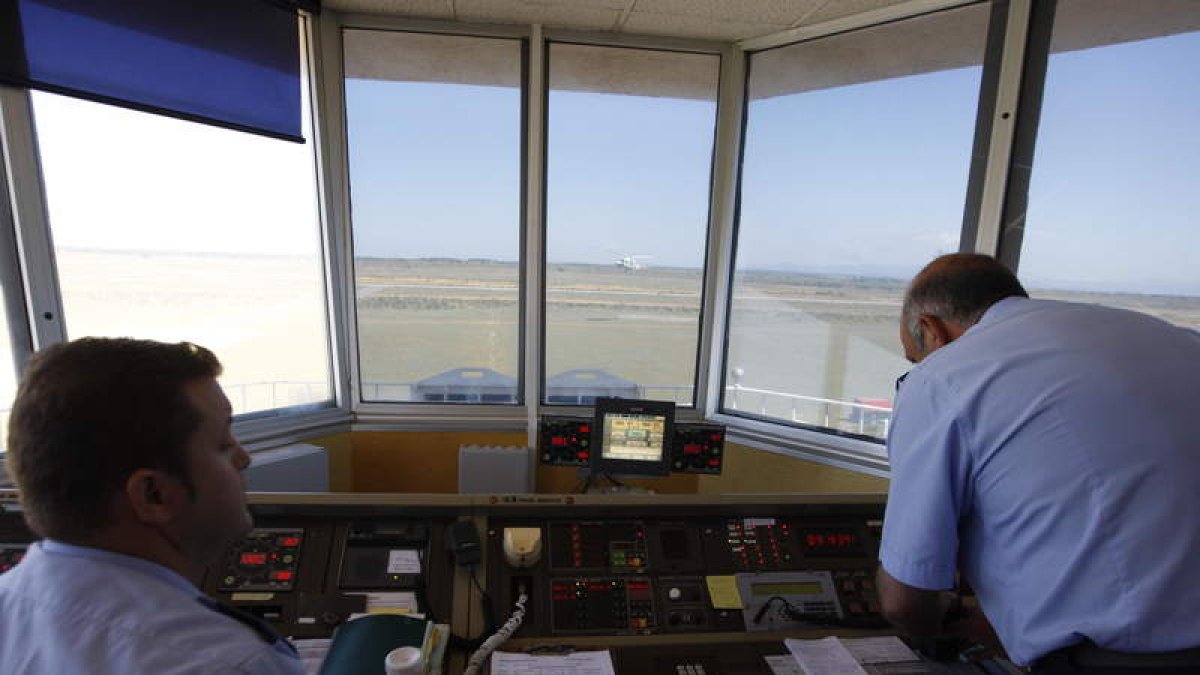 La torre de control del aeropuerto leonés también será polo de aprendizaje para los alaumnos. JESÚS