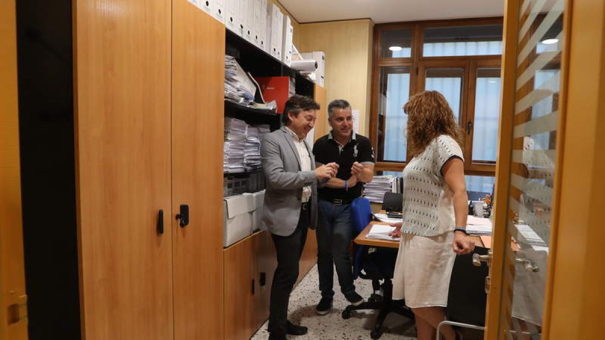 Samuel Folgueral, Santiago Macías y Cristina López Voces, en el local de USE. ANA F. BARREDO