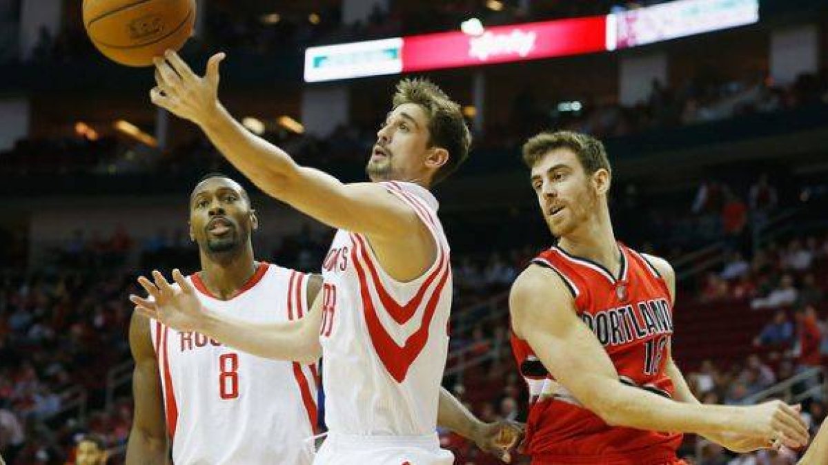 Víctor Claver (derecha) observa cómo Alexey Shved se hace con el balón, en el partido que han disputado los Trail Blazers y los Rockets.