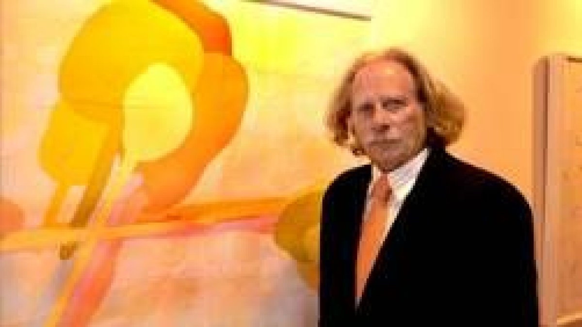 El pintor argentino Ernesto Pedalino posa junto a una de las obras que expone en la galería Lancia