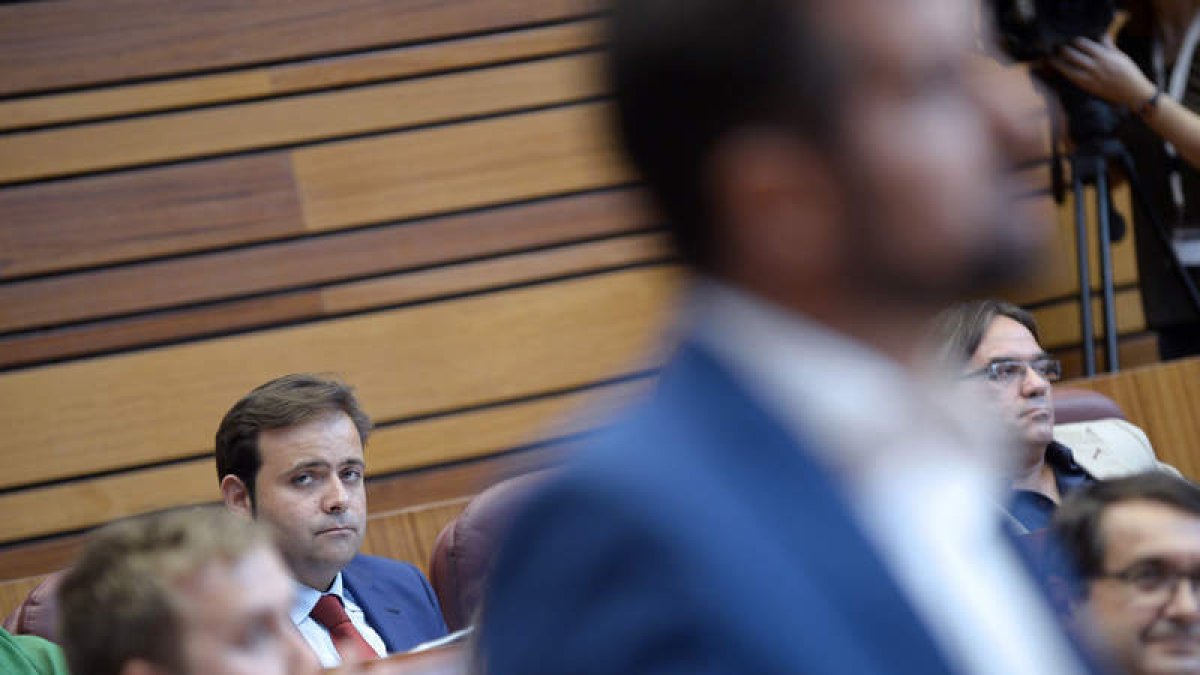 Tino Rodríguez y Álvaro Lora, ayer en las Cortes. EFE