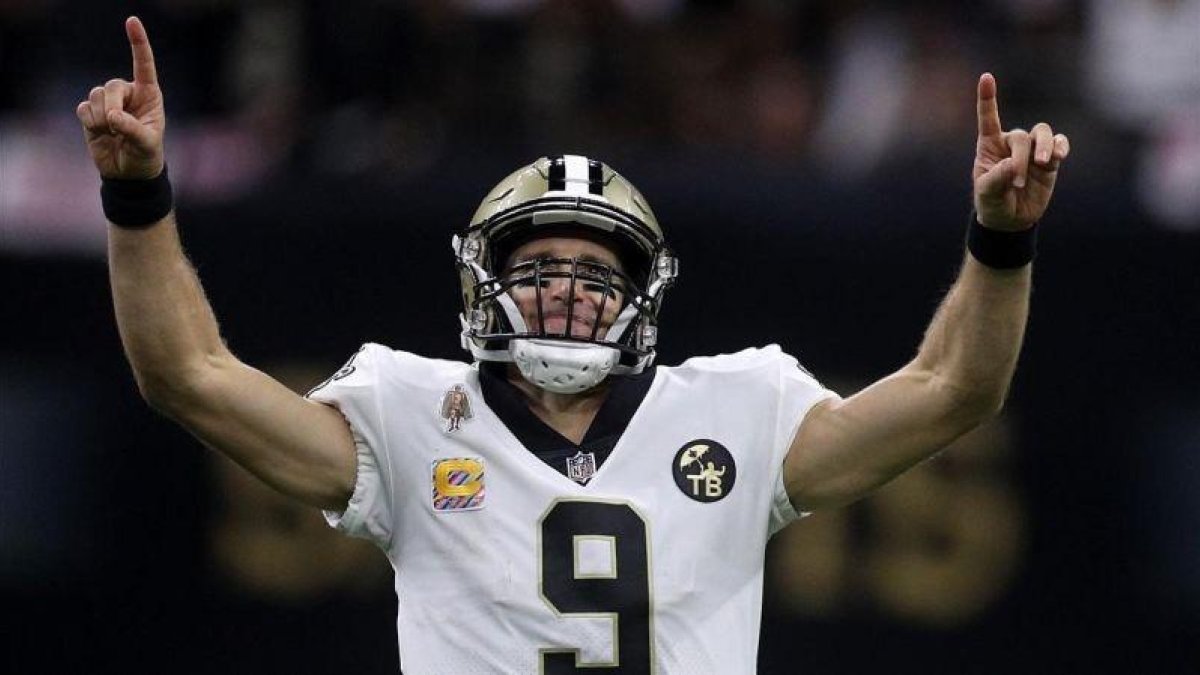 Drew Brees celebra su récord histórico.