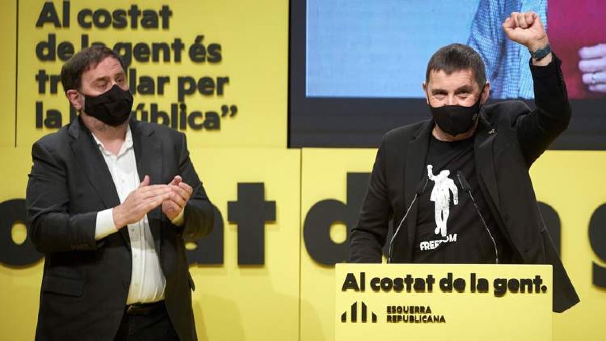 Oriol Junqueras aplaude la intervención del líder de Bildu Arnaldo Otegi. DAVID BORRAT