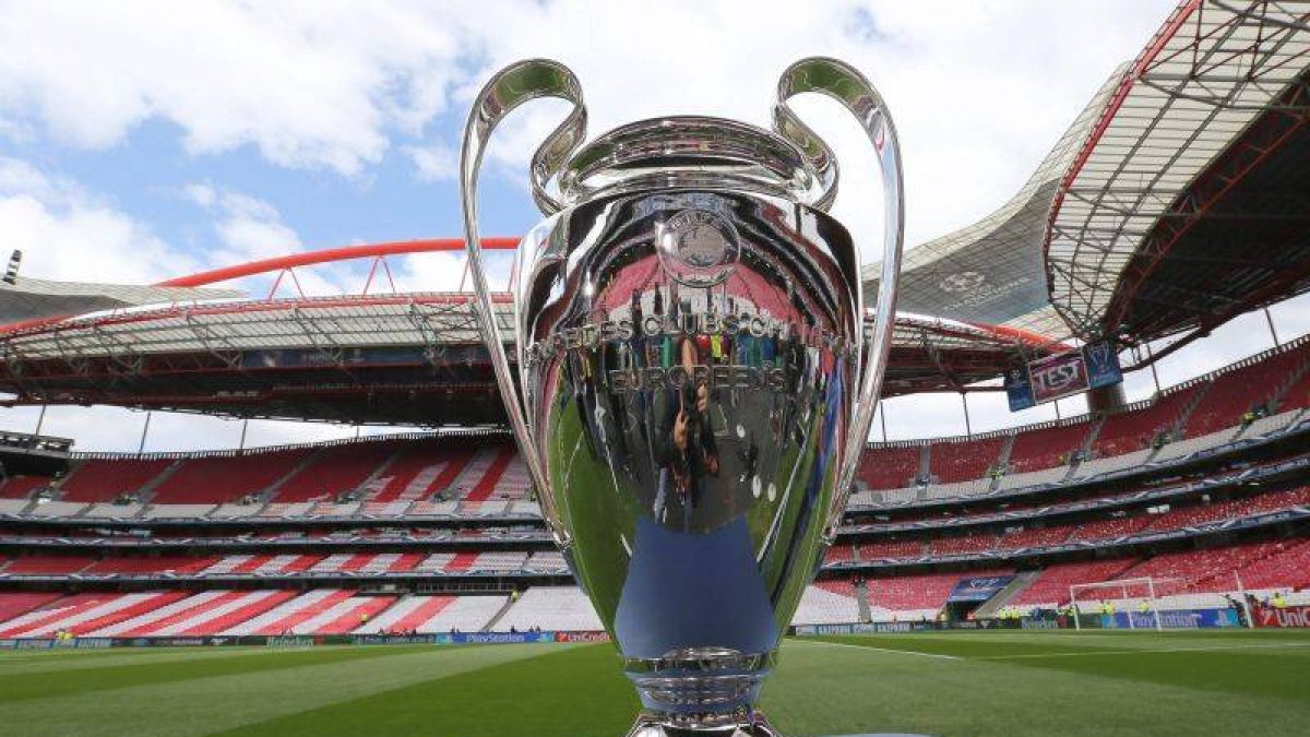 El trofeo, en el Estadio da Luz de Lisboa.