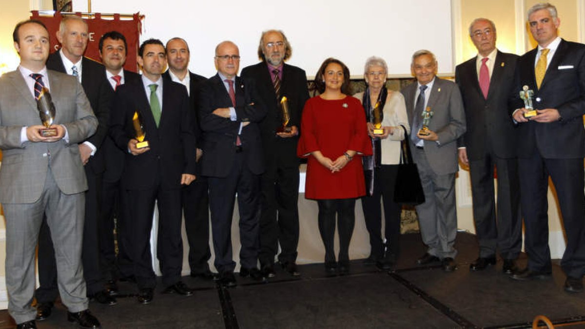 Foto de familia tras la entrega de los premios anuales celebrada en los salones del hotel Wellington, en Madrid.