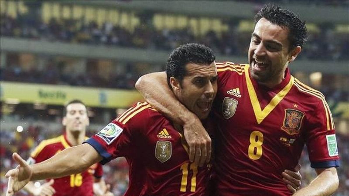 Xavi felicita a Pedro por un gol en la pasada Copa Confederaciones.