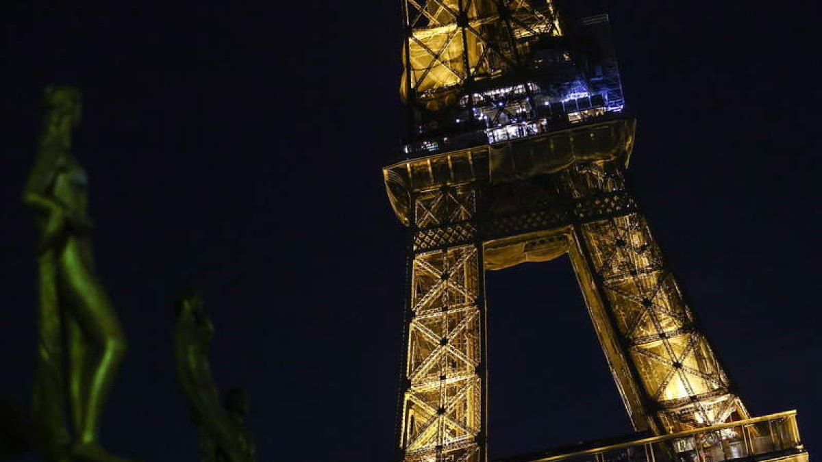 La Torre Eiffel, anoche, iluminada con un mensaje de apoyo a las mujeres iraníes. MOHAMMED BADRA
