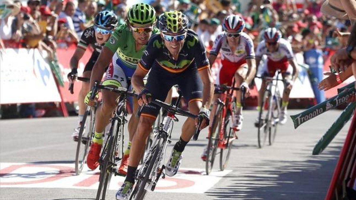 Valverde, en los últimos metros antes de cruzar la meta de la etapa que ha finalizado en Vejer.