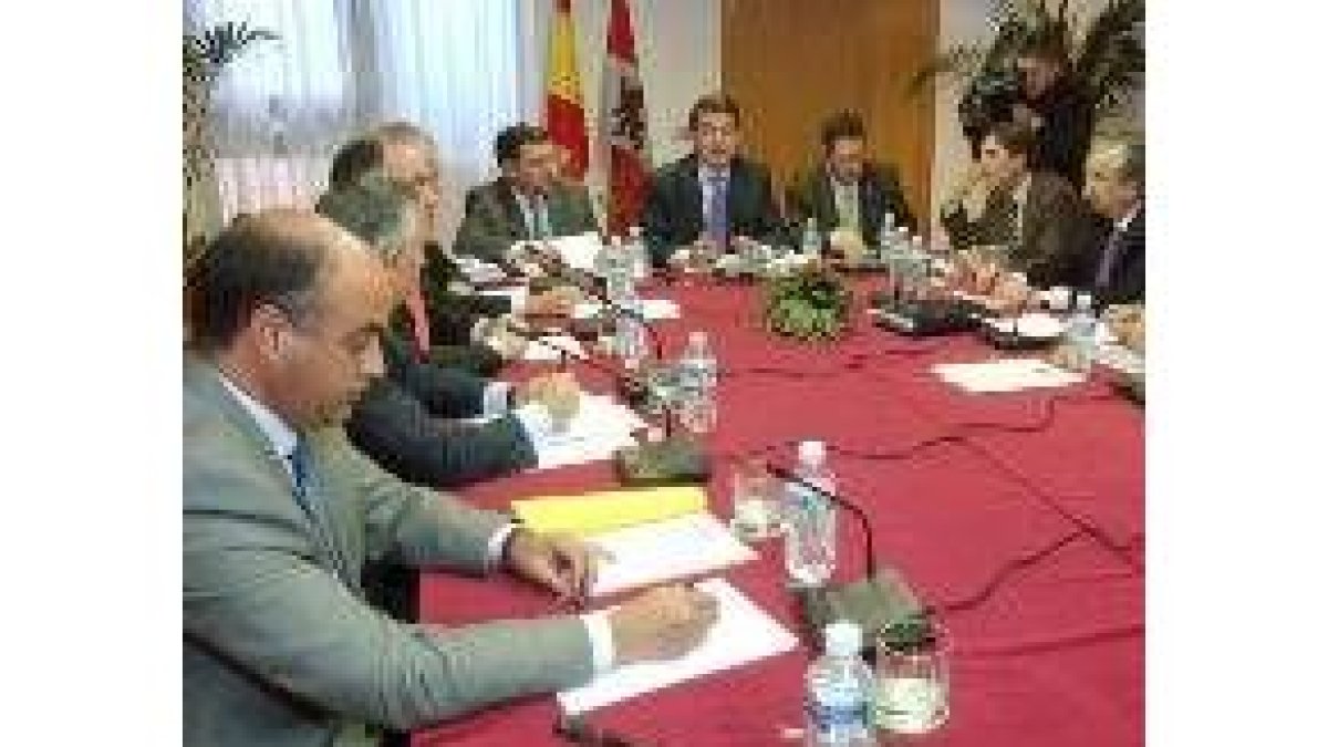 El consejero Fernández Mañueco presidió la reunión del Pacto Local