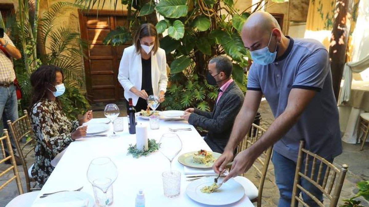 - Millones de familias españolas volverán a sentarse a la mesa el 24 y el 25 para celebrar la Navidad. ELVIRA URQUIJO A.