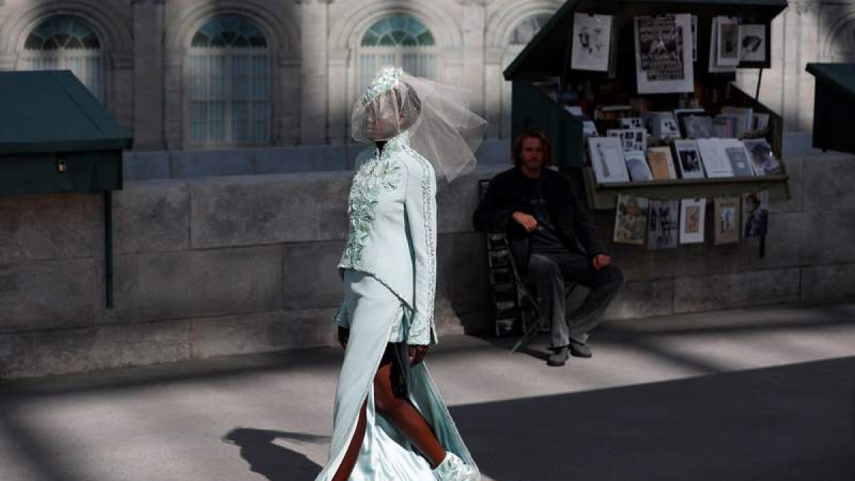Adut Akech en el desfile de Chanel en la presentación de su colección otoño/invierno 2018-19. IAN LANGSDON