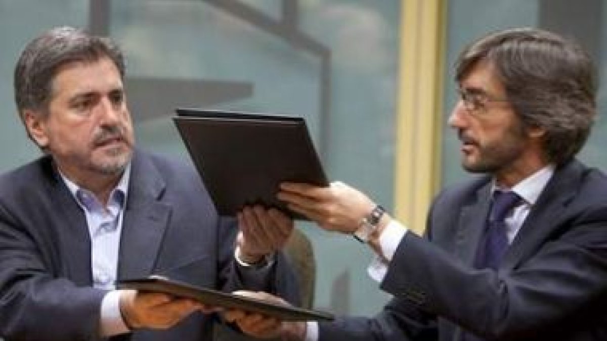 Egiguren y Oyarzábal, en una imagen de archivo, firman el preacuerdo