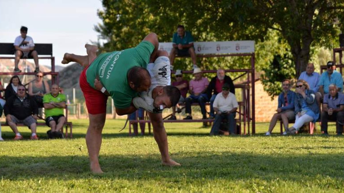 Víctor Hernández y el luchador local Unai del Campo en su combate en Puebla de Lillo. CARLOTA ÁLVAREZ