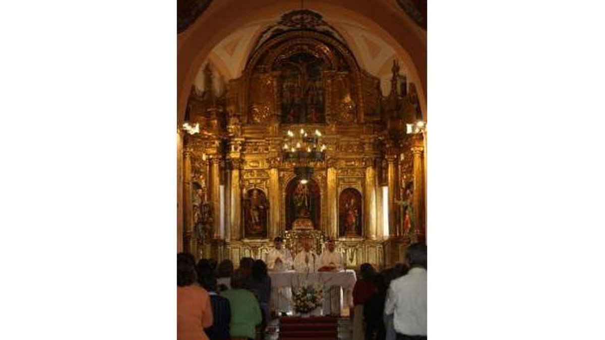 Castrillo de la Valduerna recibió el retablo con una misa.