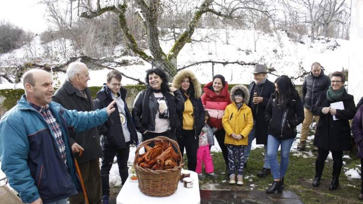Celebración de la subasta de san Antonio en La Acisa. CAMPOS