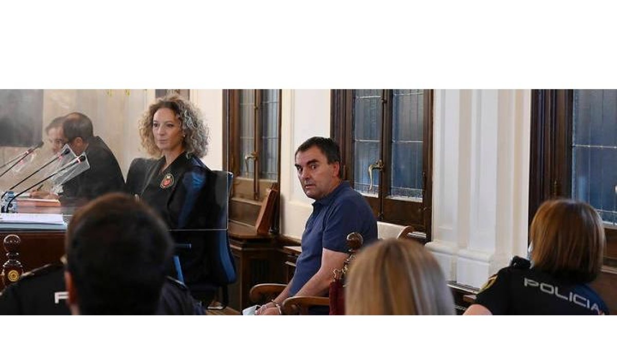 El acusado, este lunes en la Audiencia Provincial. J.CASARES