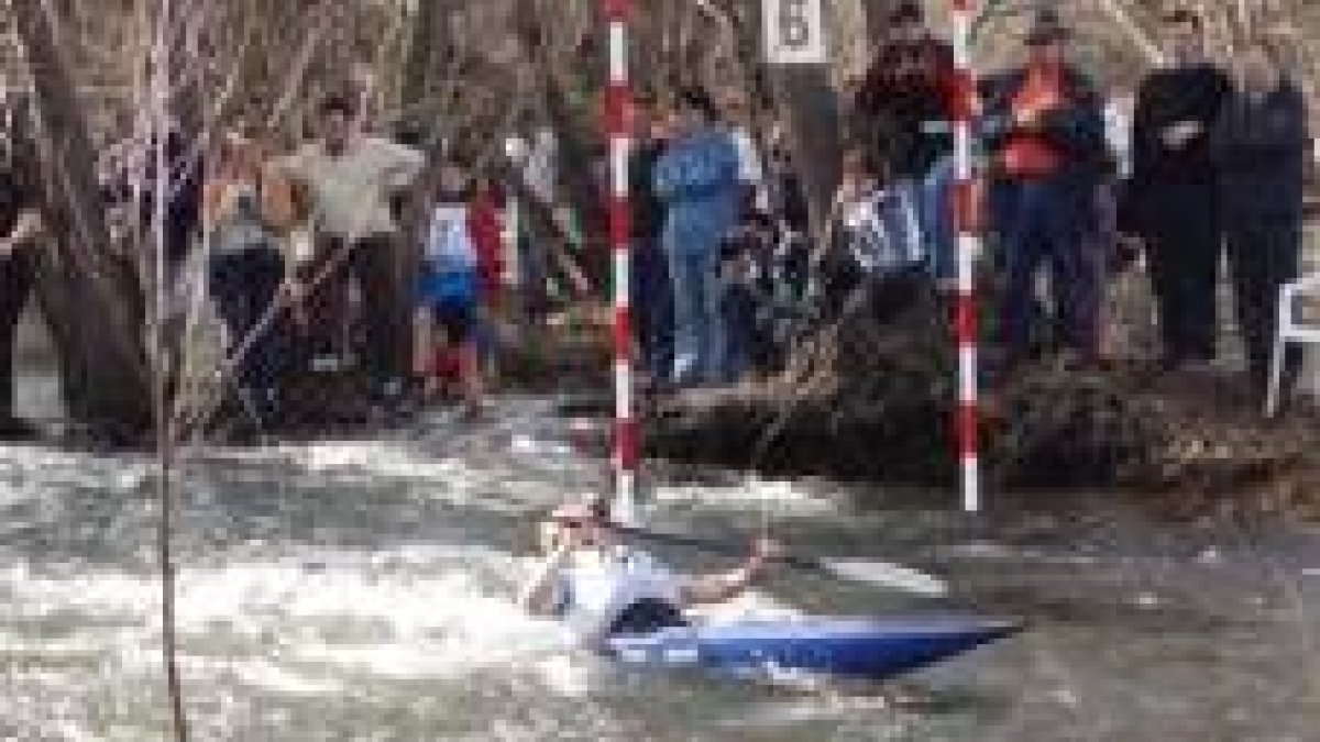 Un piragüista disputa una prueba de la Copa de Castilla y León de Descenso de Aguas Bravas