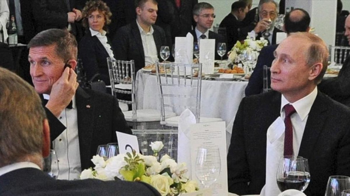 Foto tomada el 10 de diciembre de 2015 que muestra al presidente ruso Vladimir Putin sentado junto al entonces militar retirado estadounidense Michael Flynn en Moscú.