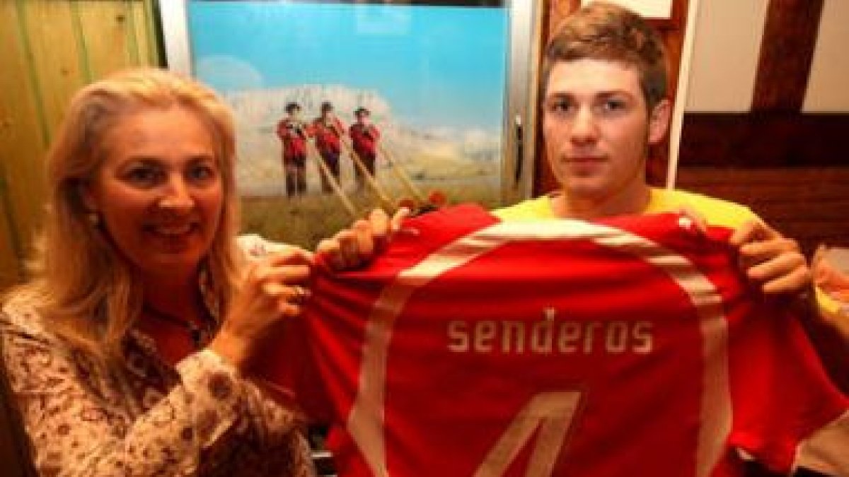 Marlene Tellenbach con su hijo y la camiseta de Suiza.