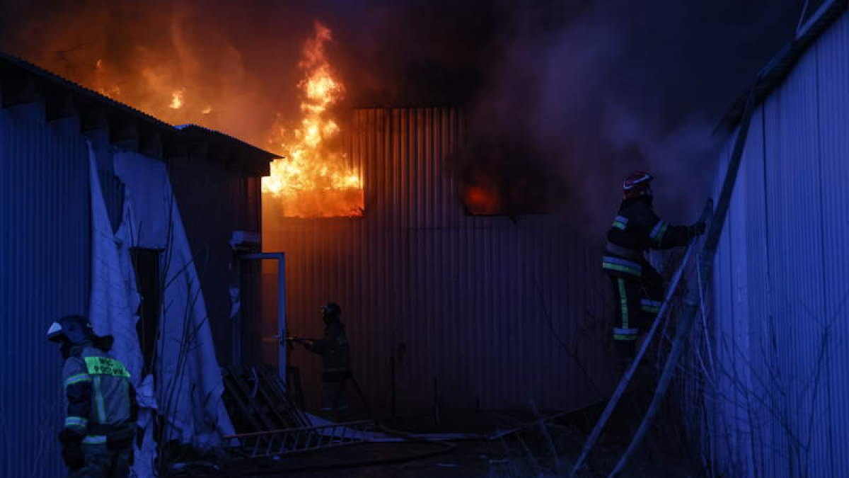 Los bomberos extinguen un incendio tras un ataque con misiles en el centro de Donetsk. SERGEI ILNITSKY