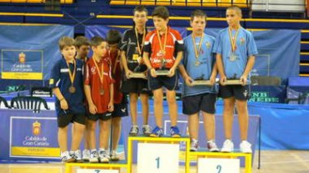 Tascón, cuarto por la derecha, se hizo con el título de campeón de España en dobles masculinos.