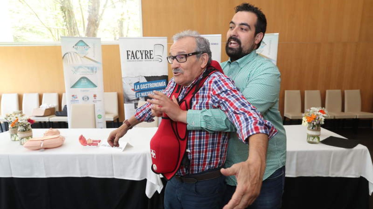 El empresario José Luis Prada, en la demostración de intervención tras un atragantamiento. L. DE LA MATA