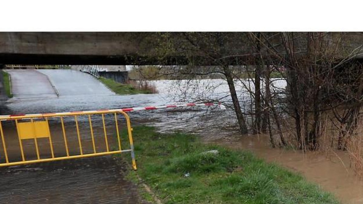El Ayuntamiento ha cerrado todo el paseo del río para evitar problemas por la crecida del caudal del Bernesga.