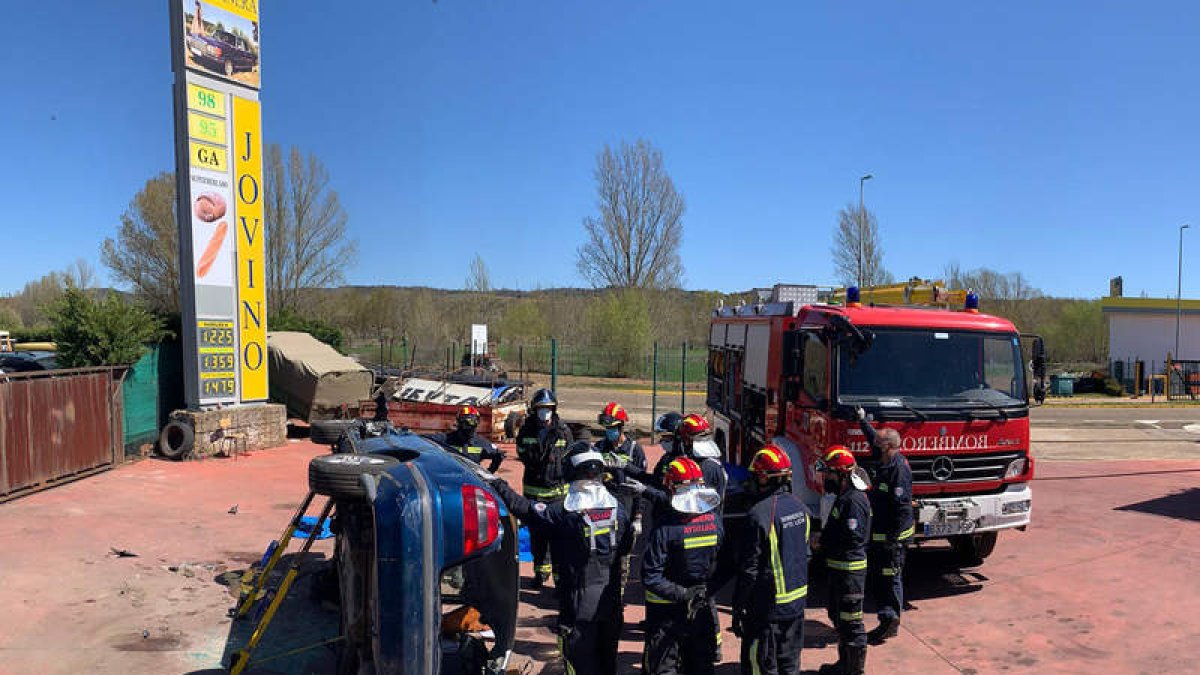 Un momento del simulacro con vehículos. BOMBEROS DE LEÓN