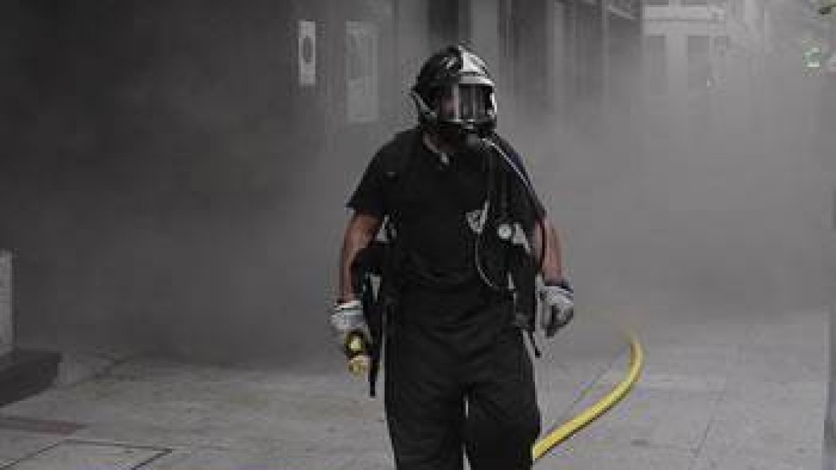 Un bombero trabaja en las labores de extinción del incendio.