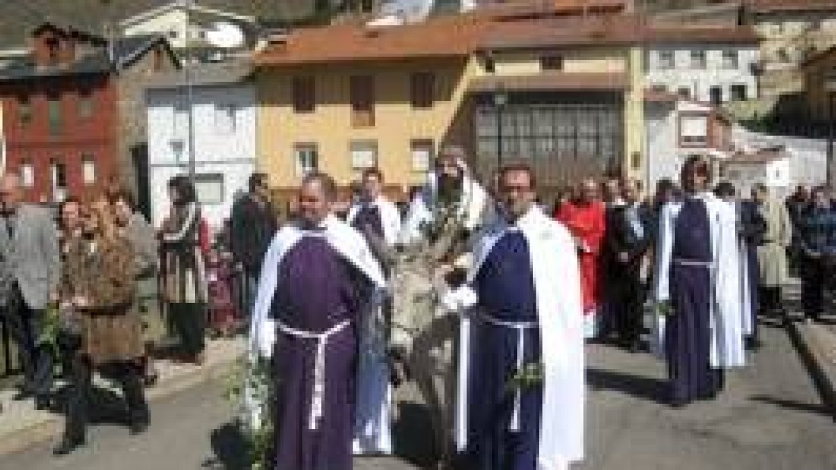 La escenificación viviente de Jesús de Nazareno montado en un burro marcó la procesión de Los Ramos