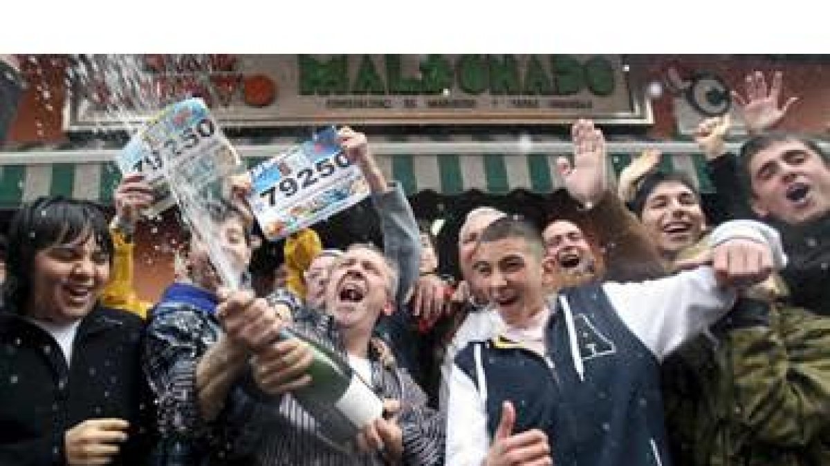 José Antonio Maldonado, propietario del bar Maldonado de Pallejà (Barcelona), rocía con cava a los c