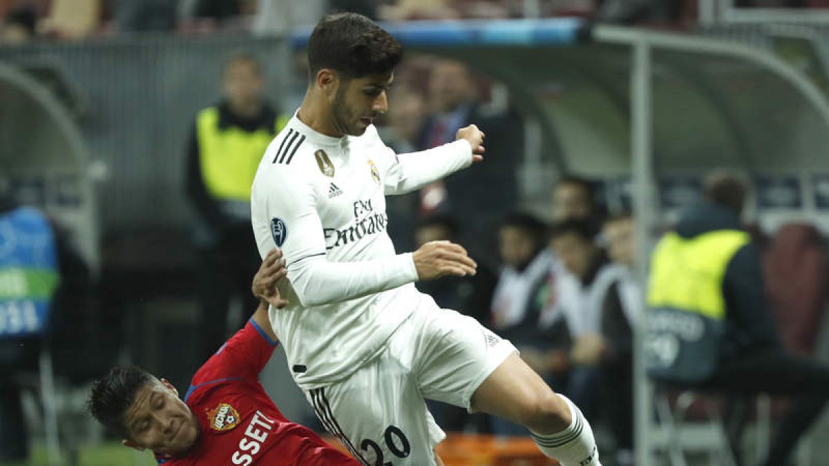 Ilzat Akhmetov del CSKA corta un balón al jugador del Real Madrid Marco Asensio en un lance del partido. SERGEI ILNITSKY