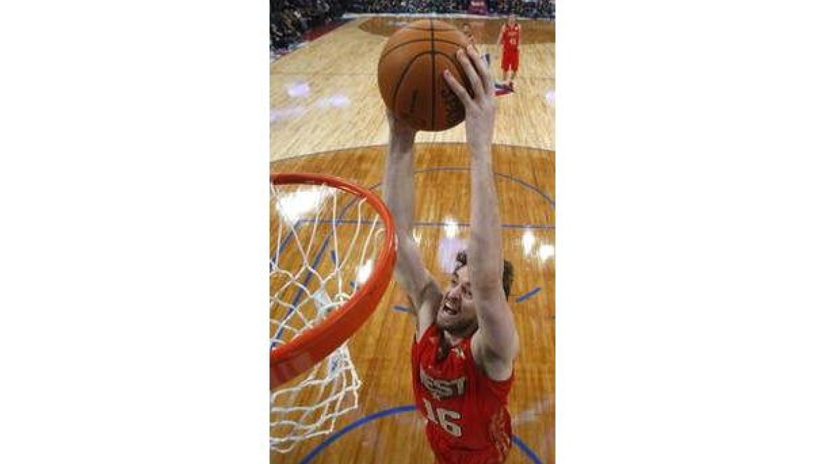 Gasol convierte un mate en el partido de las estrellas.