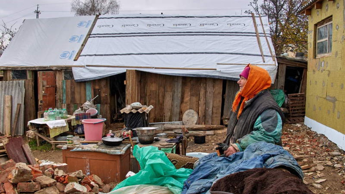Una mujer, entre los restos de su casa, afectada por uno de los bombardeos rusos. SERGIY KOZLOV