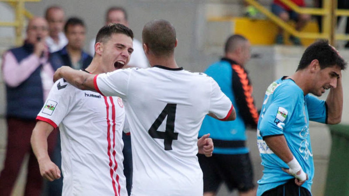 Álex Gallar celebra el segundo gol de la Cultural, felicitado por su compañero Gianni Zuiverloon, mientras el visitante Jimmy no da crédito a la ejecución del tanto por parte del culturalista. SECUNDINO PÉREZ