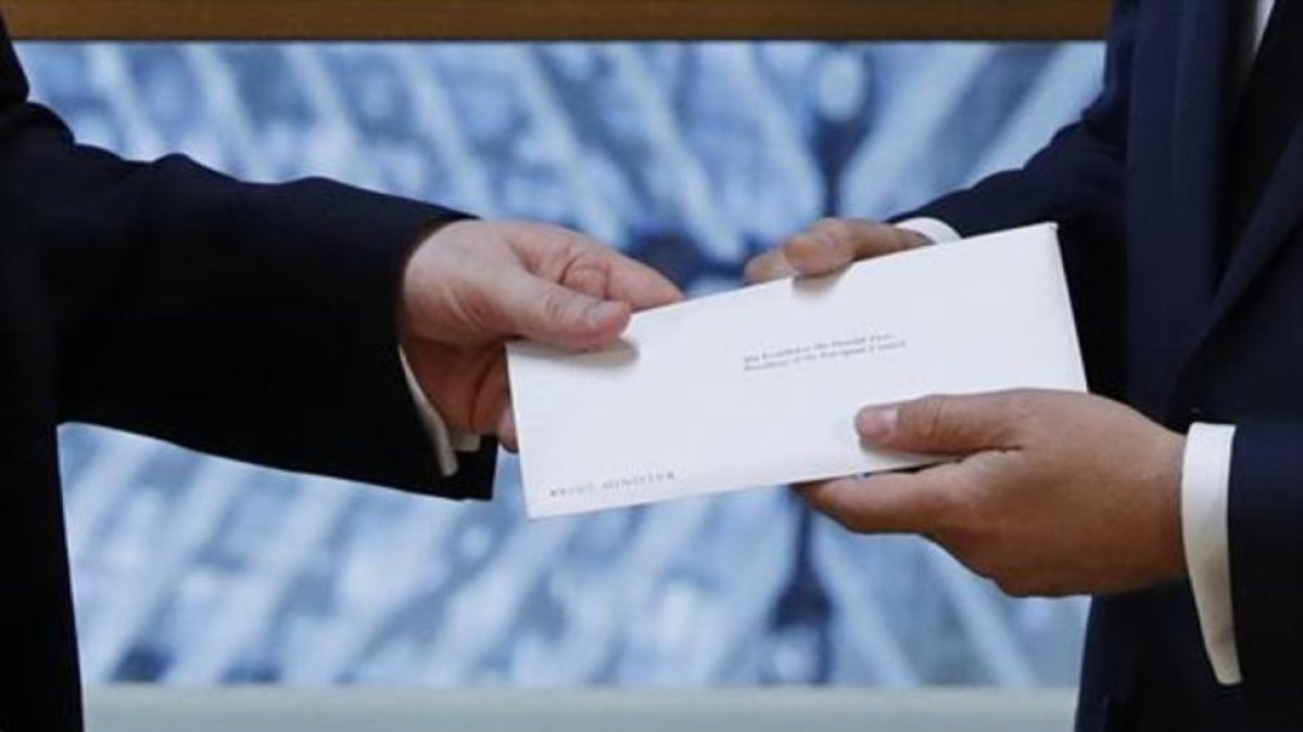 Donald Tusk recibe del embajador Tim Barrow la misiva que inicia el 'brexit'.