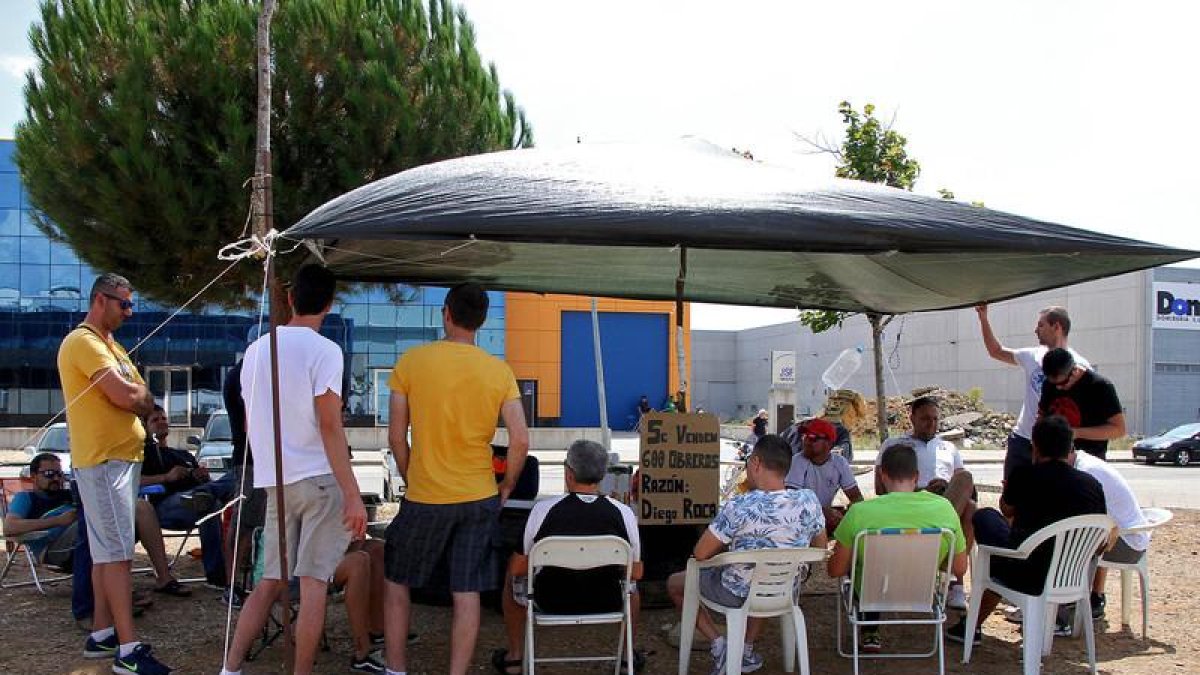 Trabajadores de Vestas concentrados frente a la factoría en Villadangos del Páramo.