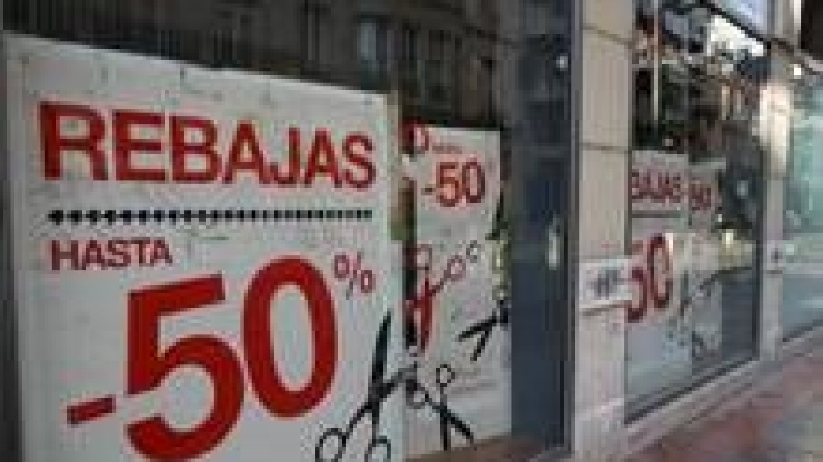 Los comercios se prepararon ayer para el inicio de las rebajas, y lucen ya los nuevos carteles