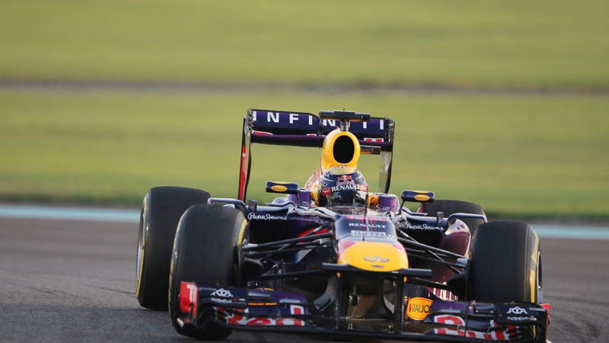 El alemán Sebastian Vettel toma una de las curvas en el Gran Premio de Abu Dabi.
