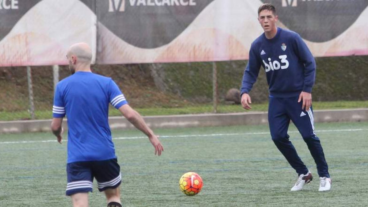 Raíllo ya entrenó ayer en Compostilla a las órdenes de Manolo Díaz.