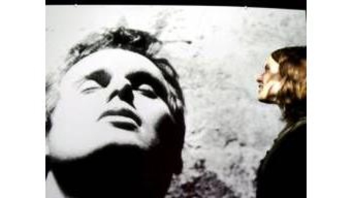 Una mujer observa la cinta «Blow-Job» de Andy Warhol