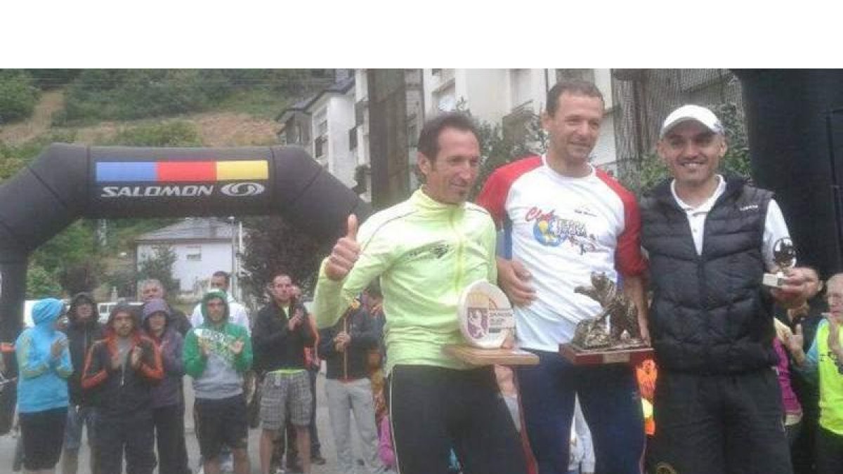 Los ganadores del Trail El Cueto del Oso con sus trofeos.