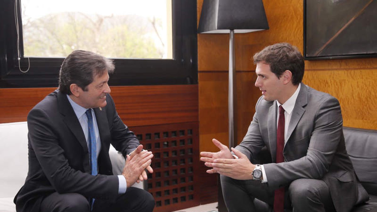 Javier Fernández y Albert Rivera se reunieron ayer. J. L. CEREIJIDO